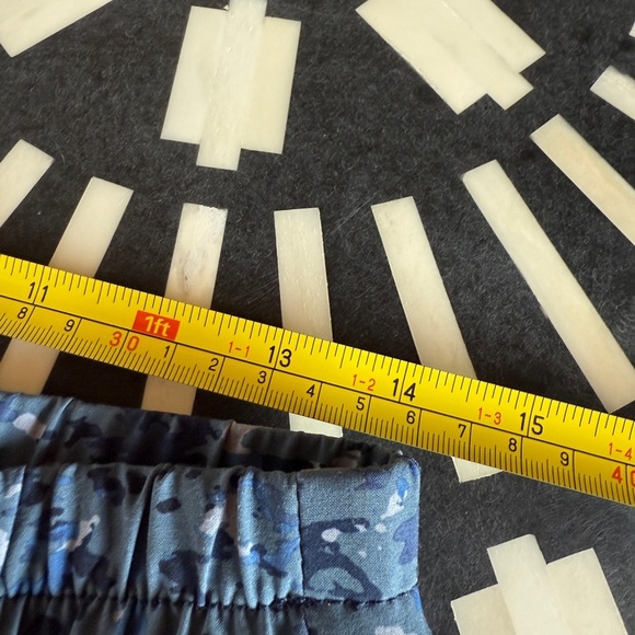 Athleta Blue Wide Leg Cropped Pants Blue Camo Pattern- {6} - Picture 8 of 11